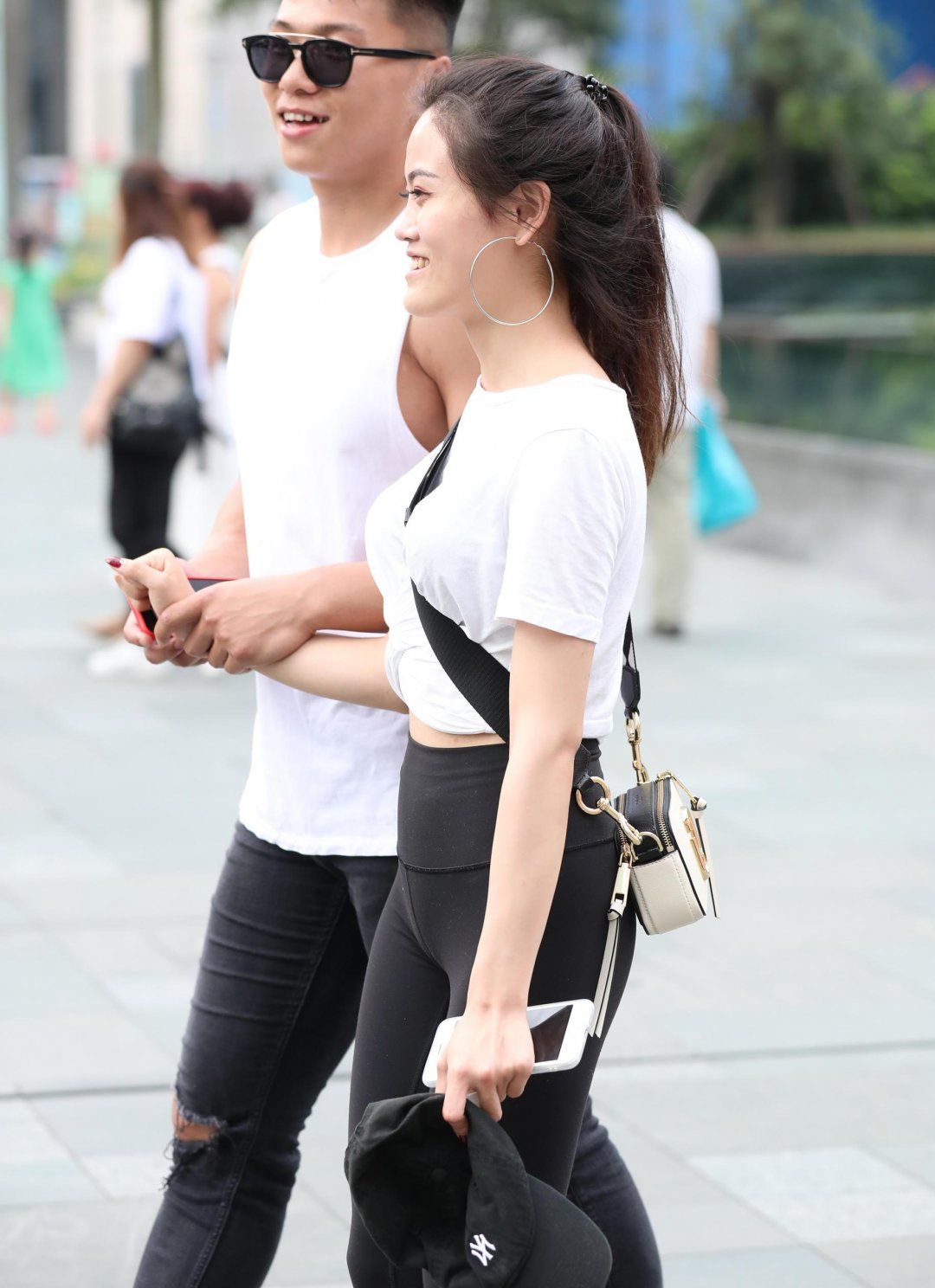 儿肥小姐姐紧身裤勾勒迷人线条,和肌肉男友出