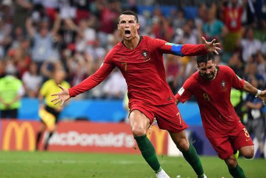 无敌C罗,帽子戏法上演天神下凡,1人VS西班牙队