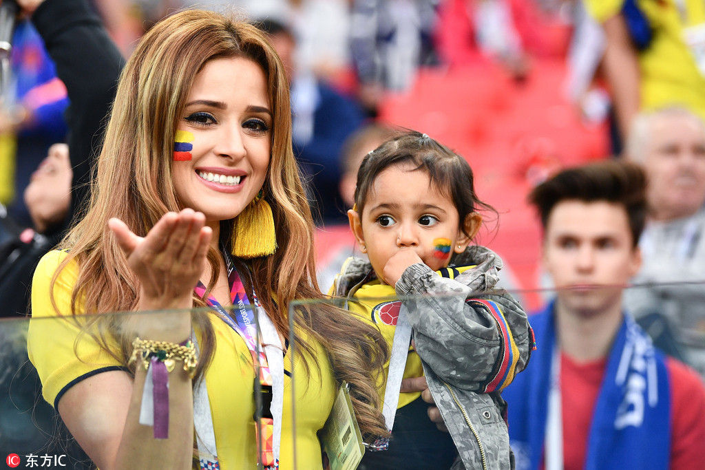 哥伦比亚女球迷携女儿观赛