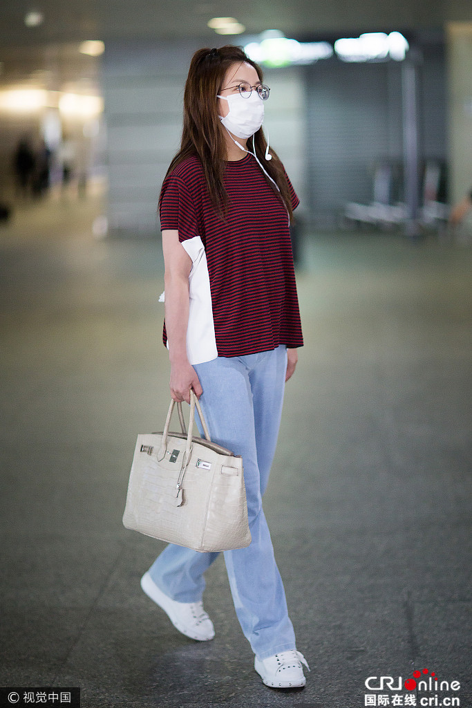 壕姐!赵薇衣着朴素铂金包抢镜 素颜清新热情挥手