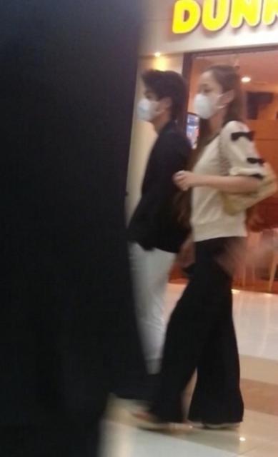 39岁天后安室奈美惠貌如少女与19岁儿子并肩走像情侣 39岁天后安室奈美惠貌如少女与19岁儿子并肩走像情侣