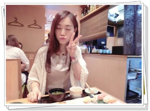 马蓉现身机场,黑色紧身毛衣超抢眼,但看完脚下