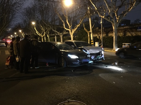 杨浦区中心医院附近,这个t字路口没有信号灯再次发生交通事故