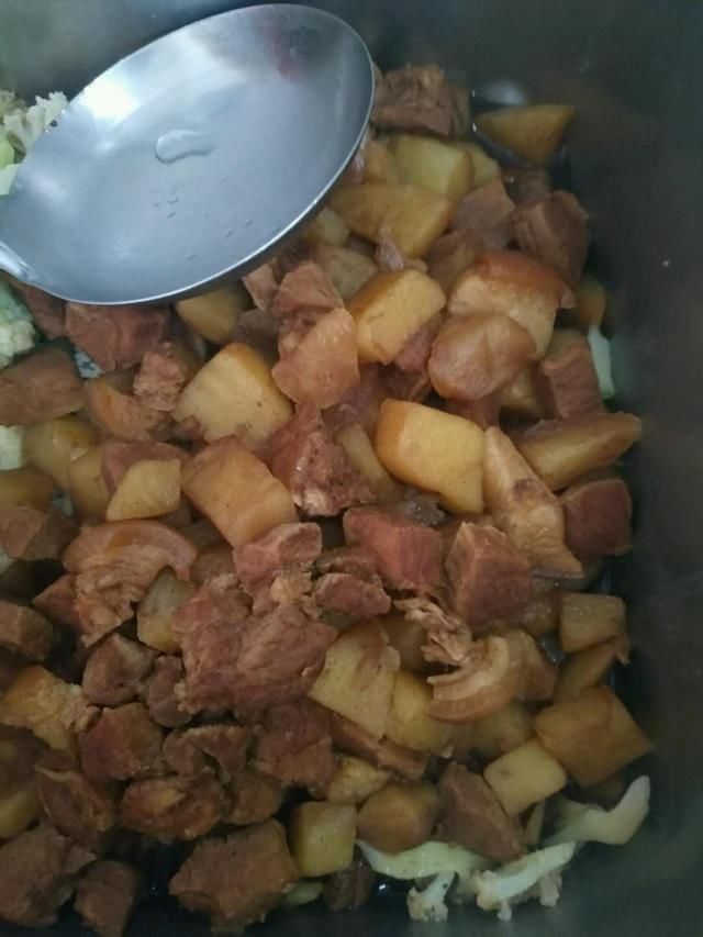 家长看到幼儿园里宝宝吃的饭菜说太素了