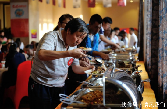 国人素质低下?韩国人吃自助后将水果藏进包内