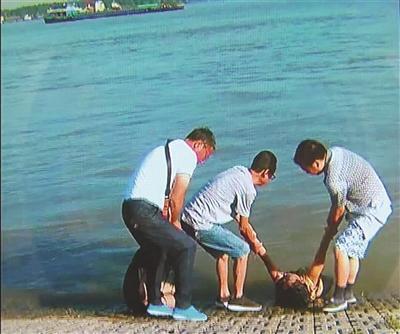 两名女子江边喝酒解闷 聊完伤心事双双跳江 两名女子江边喝酒解闷 聊完伤心事双双跳江