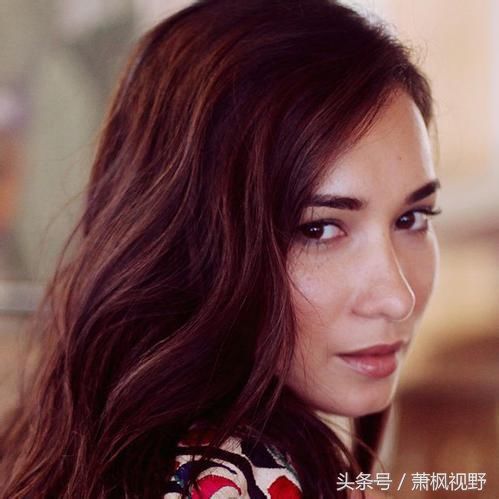 卢靖姗在吴京执导的军旅动作电影《战狼2》中