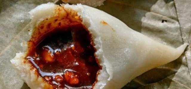 大妈街边摆摊卖罕见小吃我是第一次见!5元一