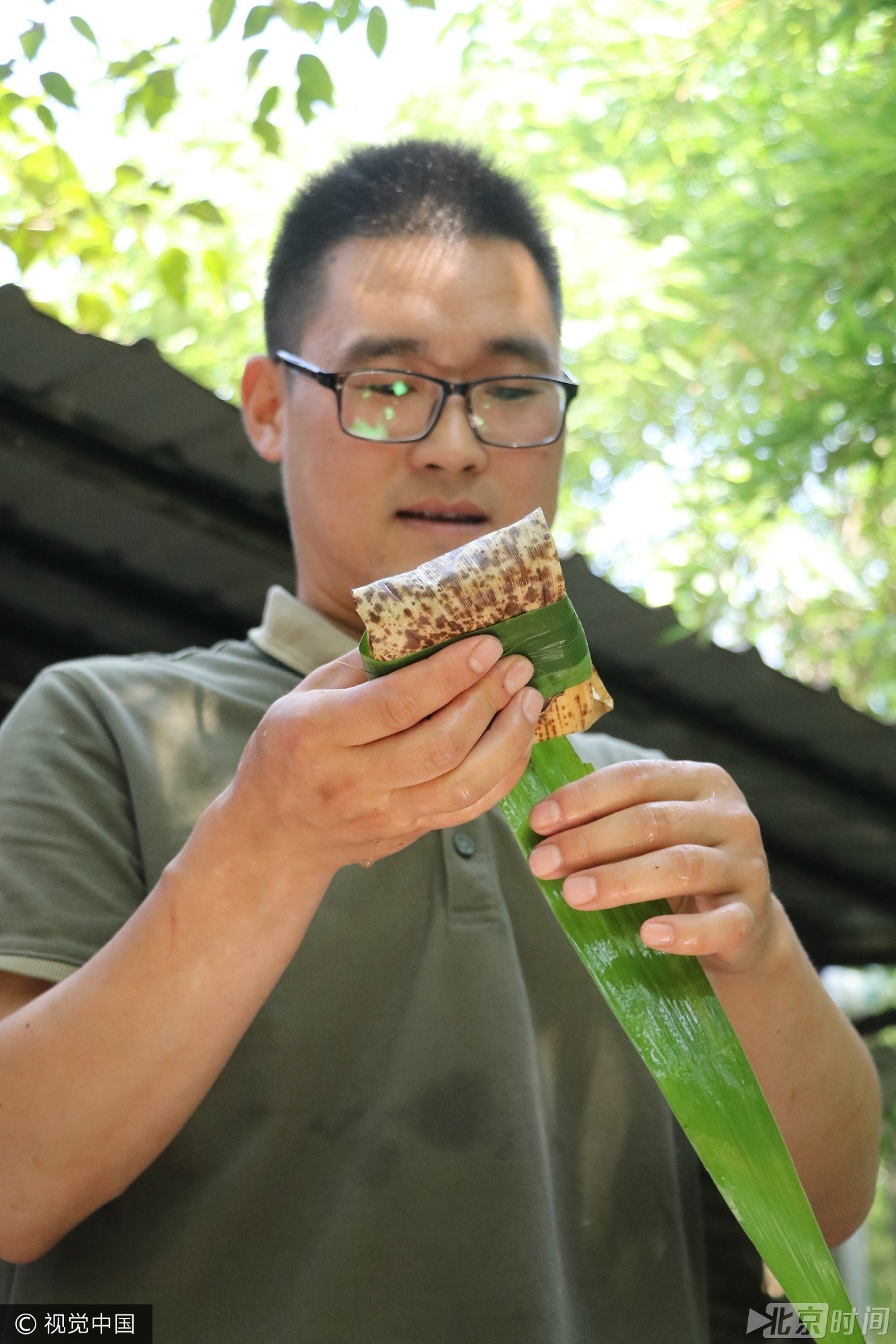 2017年5月26日, 我国传统节日端午节临近,当日,扬州茱萸湾动物园的饲养员用窝窝头、竹粉、苹果等食材为大熊猫、袋鼠等动物精心制作了特殊的粽子,让它们享受美食迎接端午。