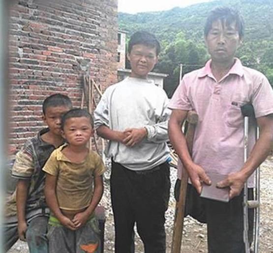 马云和小马云吃饭对比照,真的是一个天一个地