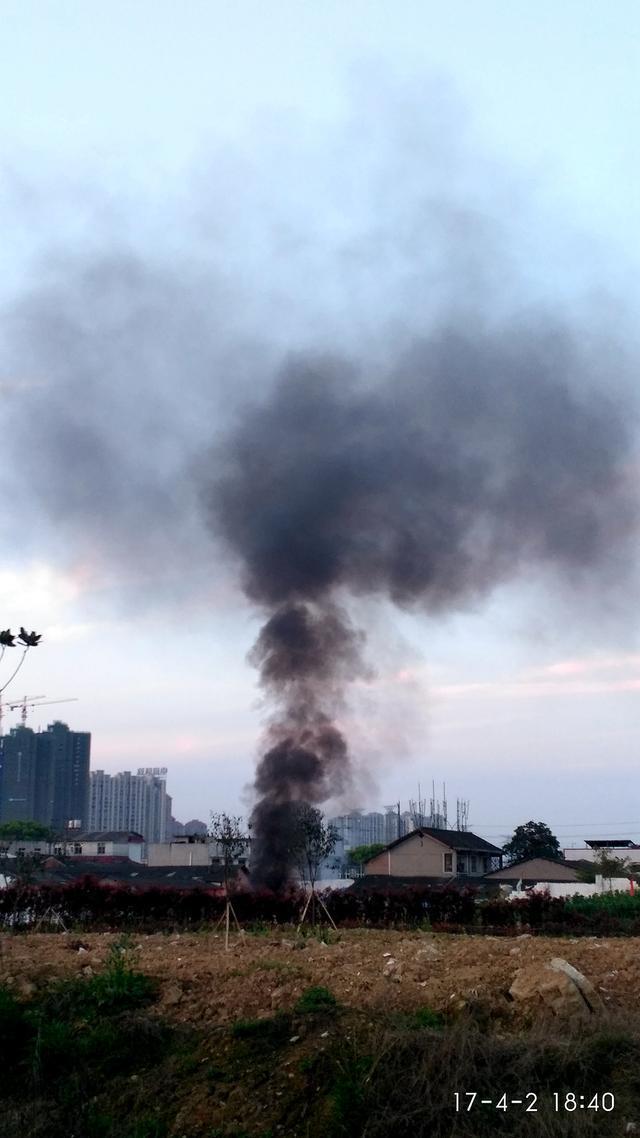 长沙市芙蓉区浏阳河东岸露天焚烧垃圾,黑烟直冲天空