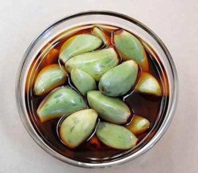 常吃醋泡大蒜能降三高 但养生专家说有些人不