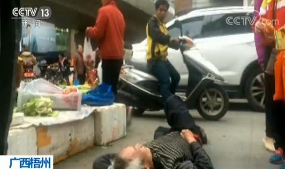 老人街头摔倒 路过小学生伸援手帮助老人及时得到救治 老人街头摔倒 路过小学生伸援手帮助老人及时得到救治