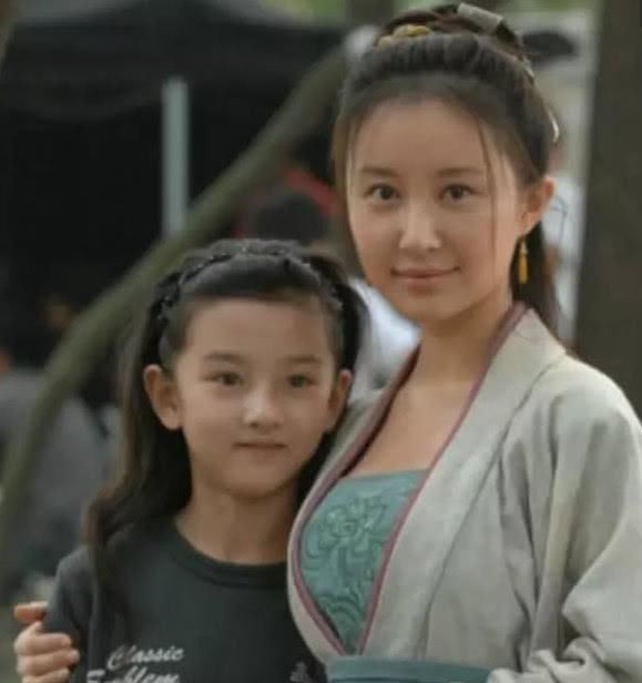 王俊凯绯闻女友,16岁就晒出和男友接吻照,现在