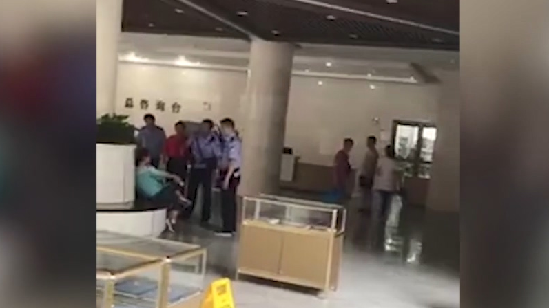 女子图书馆内吵闹，让民警跪下叫“妈”