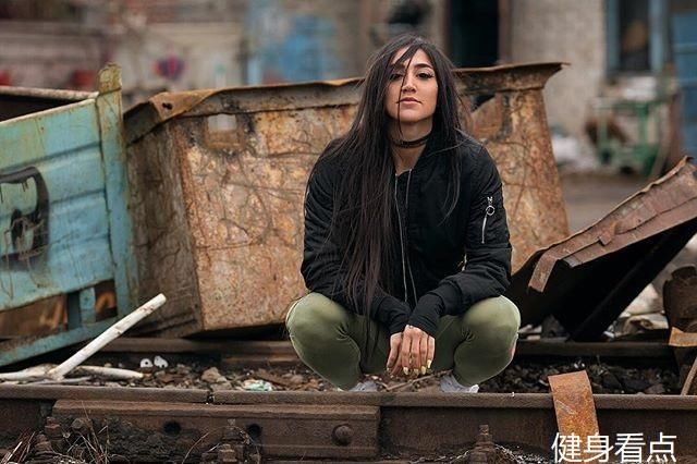 很多妹子健身为瘦腿,这3位女生却狂练深蹲,腿