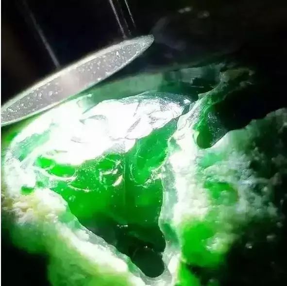 瑞丽又上演了一次比买彩票还难的事,8万的翡翠原石赌出上亿-北京时间