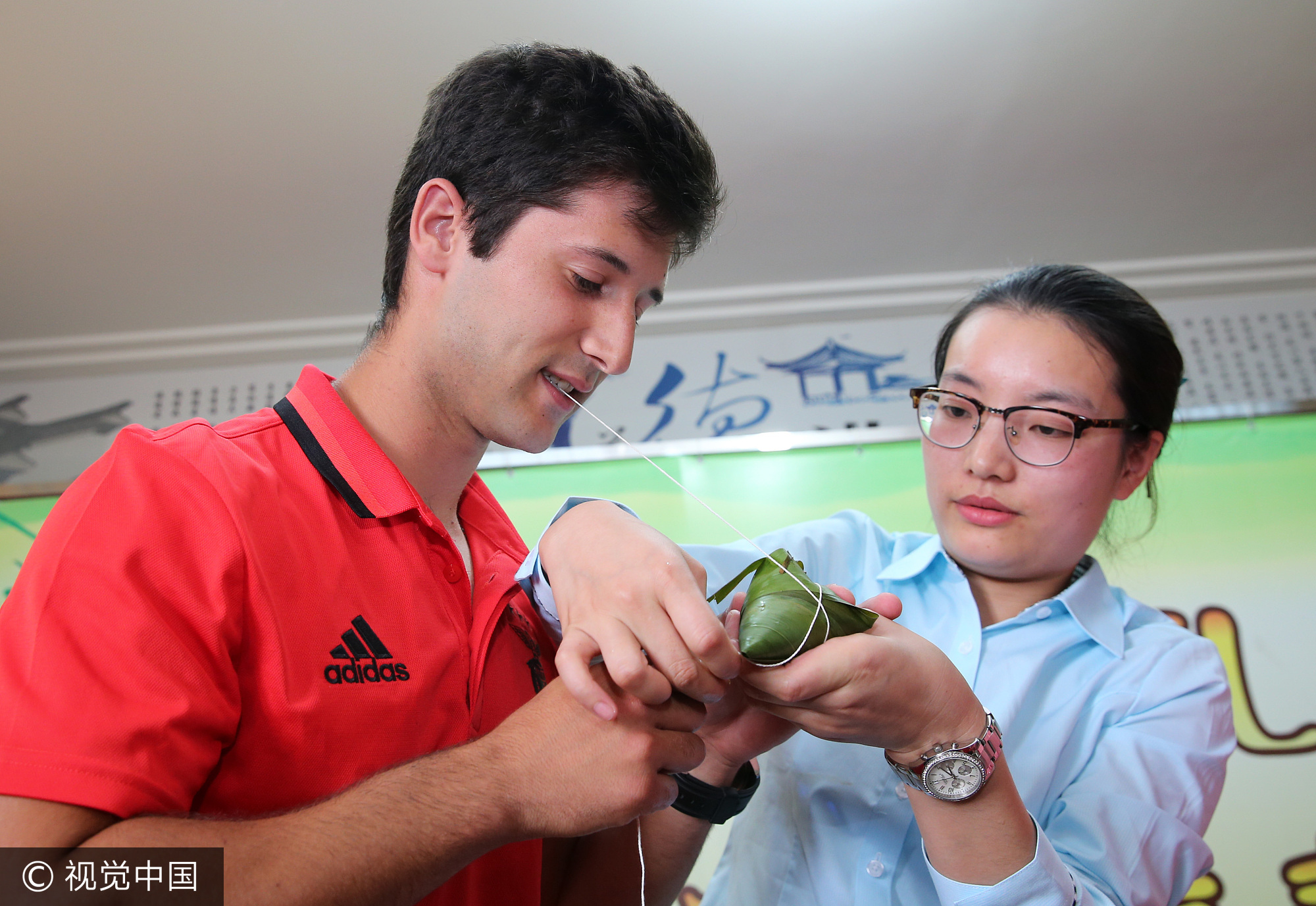 2017年5月25日,江苏省南通市观音山新城中桥社区邀请来自葡萄牙的友人与社区邻里居民、共建单位的志愿者们一起,通过裹粽子比赛、亲情明信片邮递、爱心传播等方式,一同感受中国传统文化习俗 ,迎接端午节。