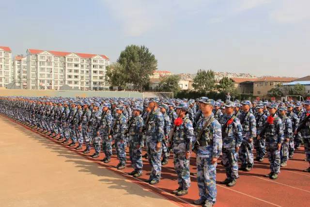 早晨5点半起床，晚上10点熄灯休息，这是北海舰队某训练基地学兵一大队的，几百名新入营女兵的作息。