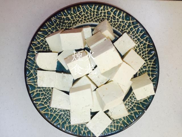 3,白豆腐切成2-3厘米左右的四方小块,放入油锅中炸至金黄捞入备用