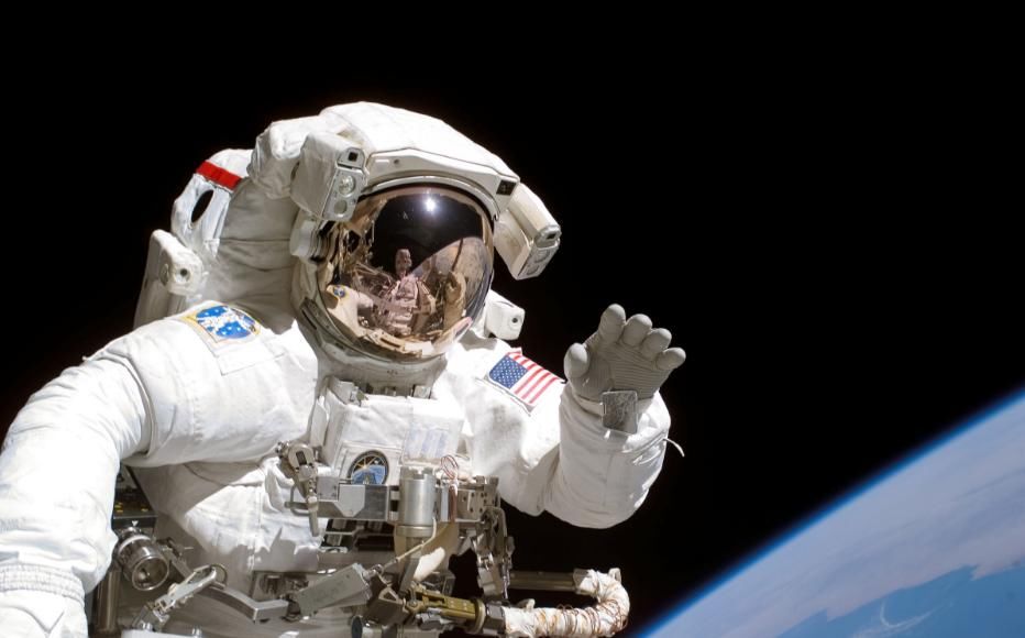 科学家预测未来10万年后人类的模样,眼球突出