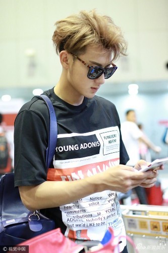 组图:黄子韬现身机场前往巴黎男装周 侧颜精致十分抢镜