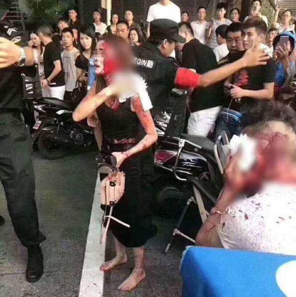 重庆男女逛街时遭中年男子持刀追砍