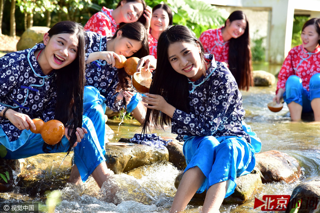 姑娘们正在洗头发。