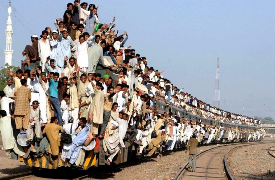 中国美女体验印度火车,疯狂开挂,坐过一次打死不敢再坐火车