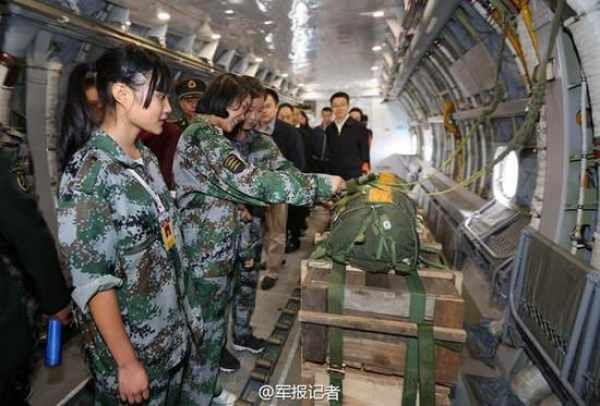 中国空军运9运输机大象漫步真壮观 可随时变身