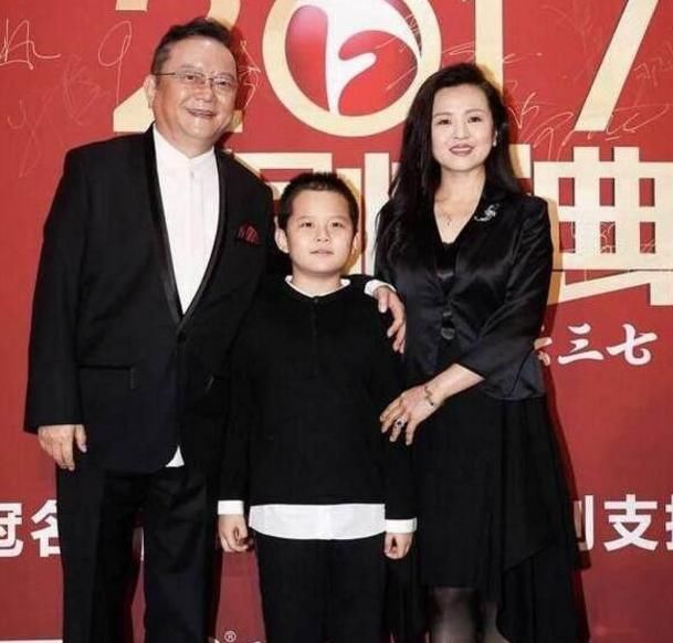 70岁王刚小娇妻曝光,比他小20多岁,小儿子今年才9岁!