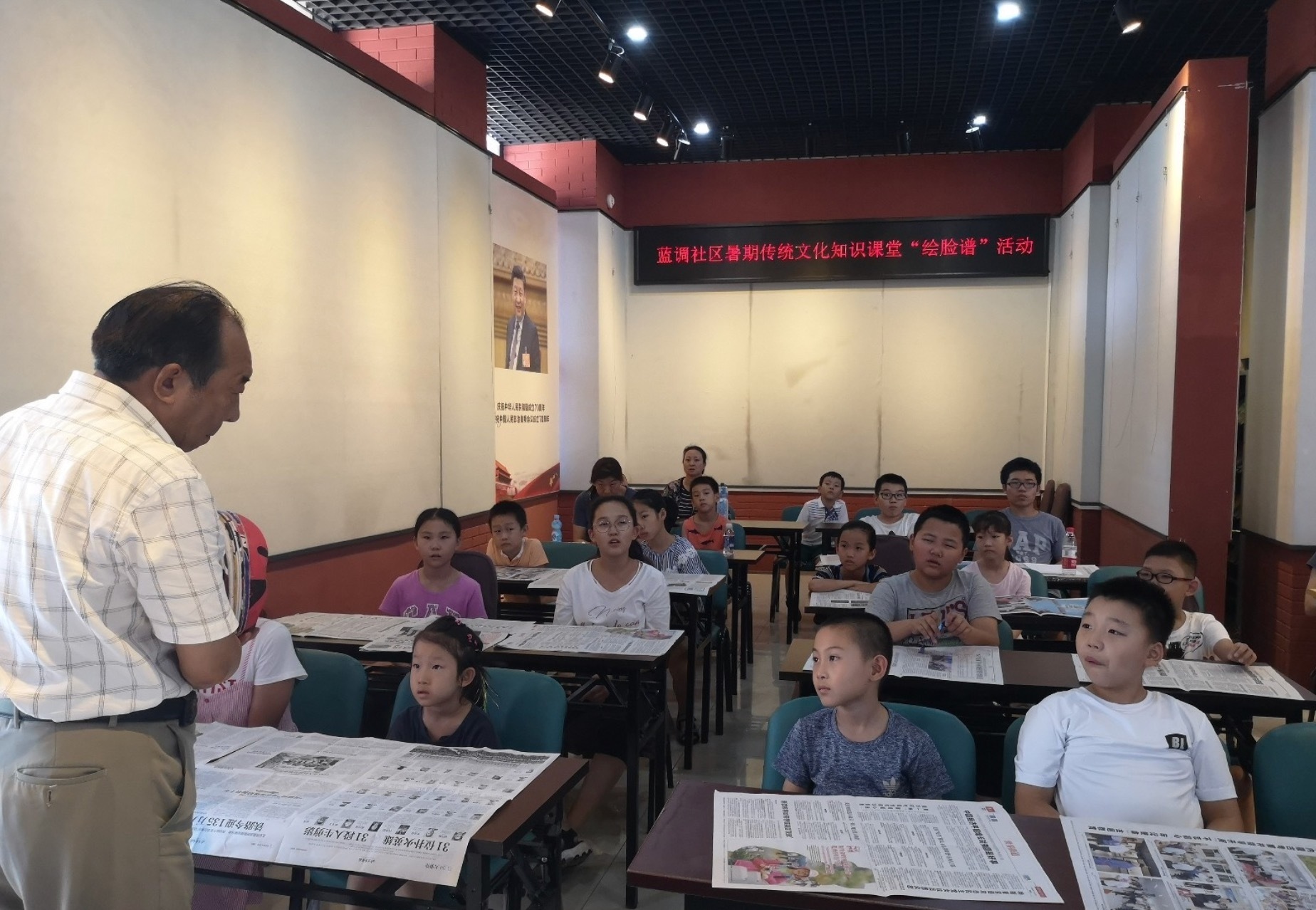 7月25日，丰台区太平桥街道蓝调社区关工小组开展“手绘京剧脸谱”暑期活动。邀请“幸福生活讲师团”屈老师带领社区的孩子们学习绘制京剧脸谱，感受中国传统文化的博大精深。