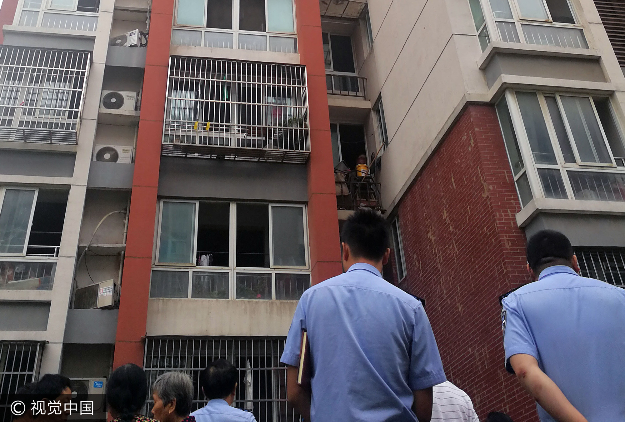 随后，其父下楼寻找有市民告知有个孩从楼上跳下来了，就在楼前的花圃里。