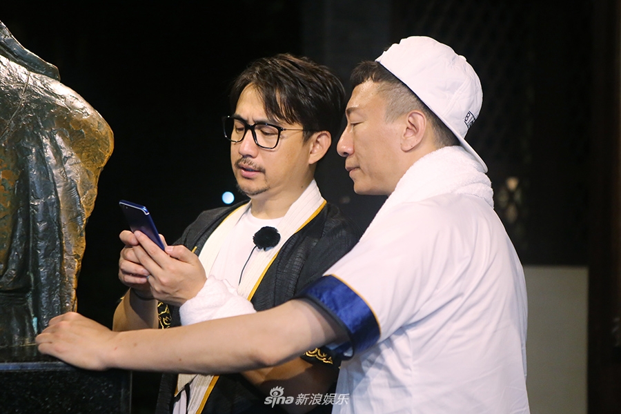 极挑男人帮四川行 孙红雷作画黄磊秀书法