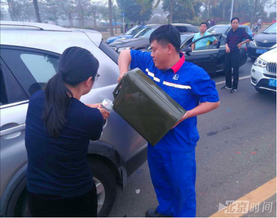 海口琼州海峡上万辆车滞留 加油员扛汽油桶步行送油