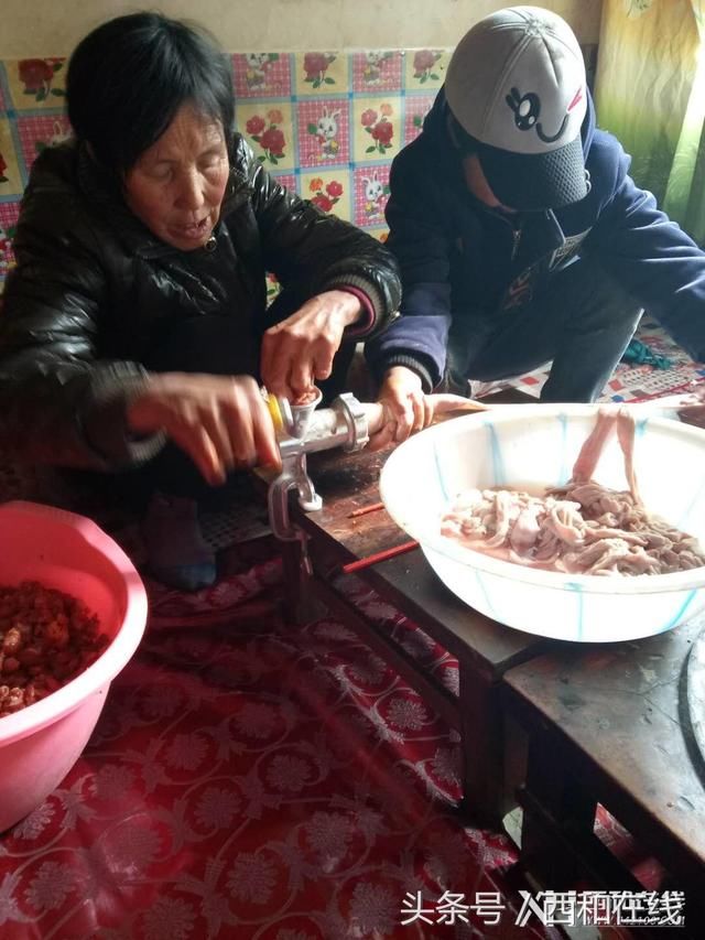 甘肃陇南西和腊月农村景象之灌香肠