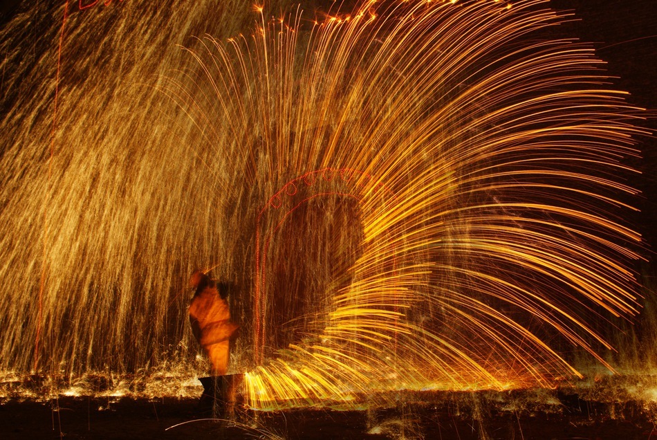 走进蔚县暖泉古镇看一场真正的打树花表演 走进蔚县暖泉古镇看一场真正的打树花表演