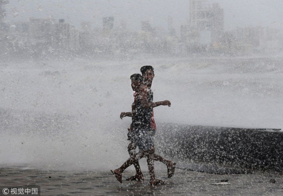 印度多地遭遇暴雨导致洪涝 汽车桥下被淹只露