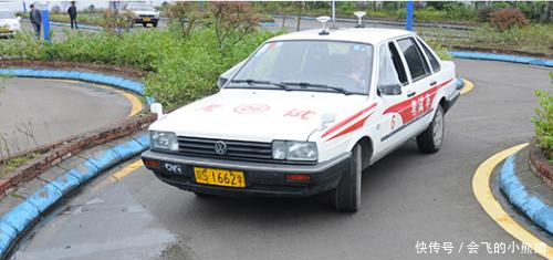 驾校新规8月起,科二科三补考次数已变更!网友