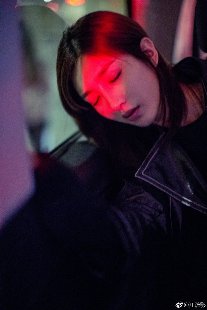 江疏影倚窗托腮沉思 光影间文艺范儿十足