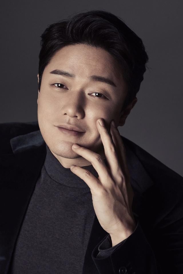 被唱歌耽误了的影帝苗子,喜剧界的一股清流,他的幽默不落俗套