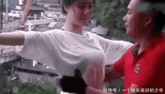 漂亮女子蹦极迟迟不跳,后人催促,女子尴尬回复