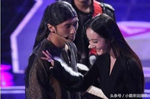 杨幂真一屁股坐在了谢霆锋的脖子上,刘恺威真