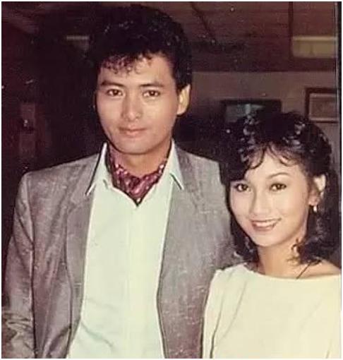 62岁周润发近照曝光,发哥帅气依旧,妻子颜值气