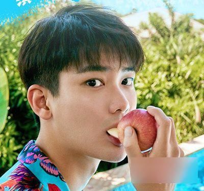 男生最新锅盖头发型打理技巧,轻松营造时尚帅