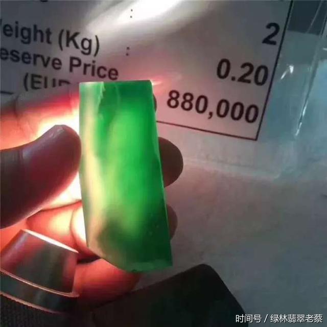 本届缅甸翡翠公盘首位网红原石200g底价720万