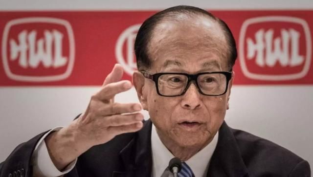 把房子让给李嘉诚一家居住,还资助他去创业,却