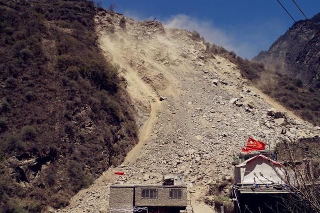 4月8日,四川阿坝州汶川县龙溪乡阿尔村阿尔组阿尔寨发生一起滑坡灾情