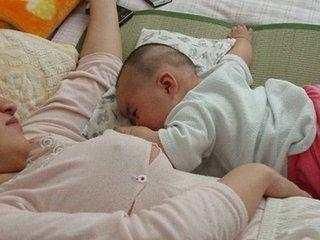 一岁宝宝异常黏奶奶,一段监控视频让儿媳怒不