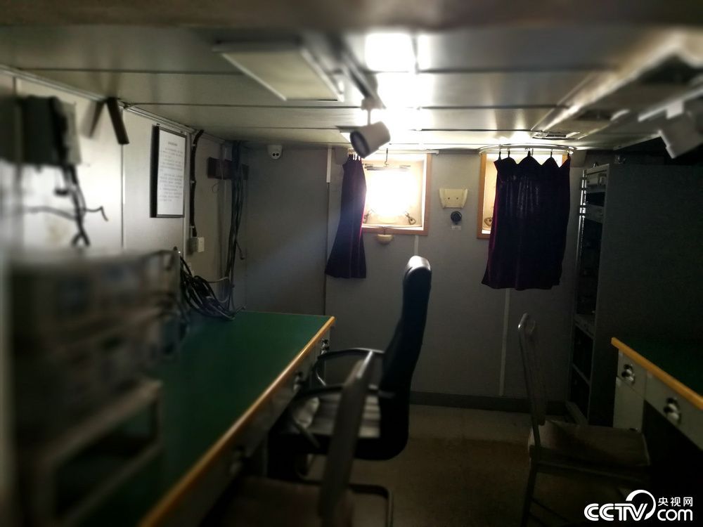 南昌舰共有大大小小约240个舱室,满编时舰上可容纳300余名官兵。(记者 袁育堃 报道)